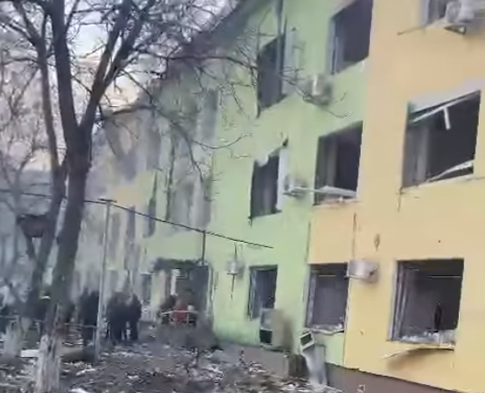 Руснаците удариха с бомба детска болница и родилен дом в Мариупол (ВИДЕО)
