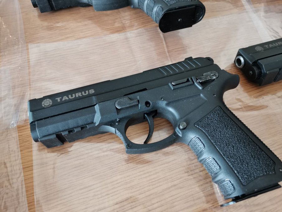 Задържаха мъж, заплашвал с въздушен пистолет семейна двойка