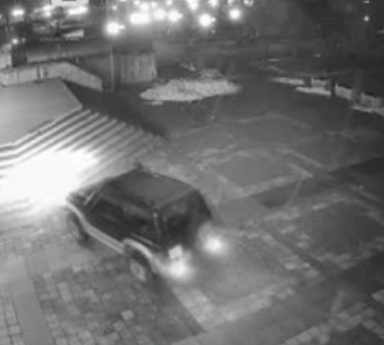 Още издирват шофьор, „разходил“ се с джип в пешеходната зона на Ботевград