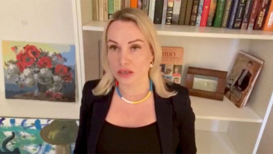 Марина Овсянникова избяга от домашния арест, властите в Русия я обявиха за издирване