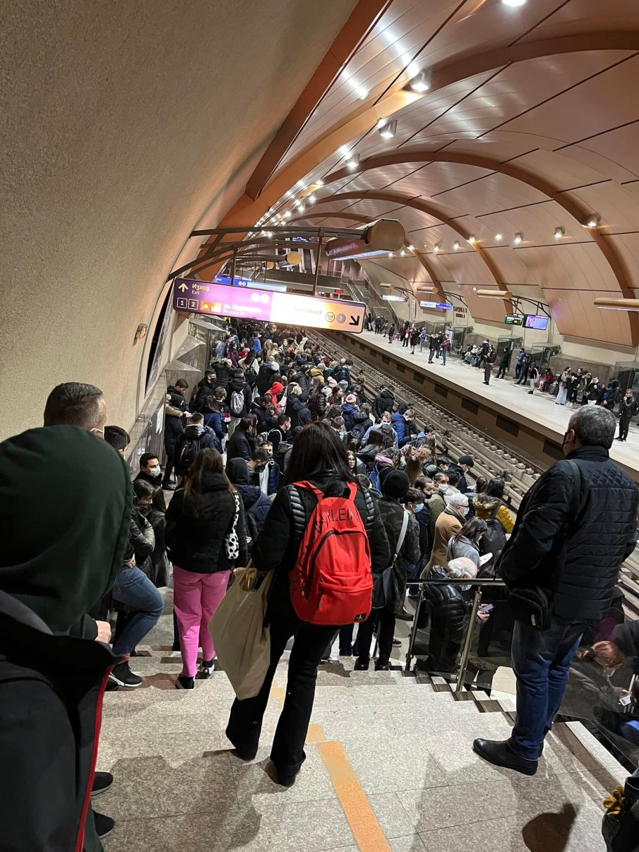 Подмяна на влак забави софийското метро