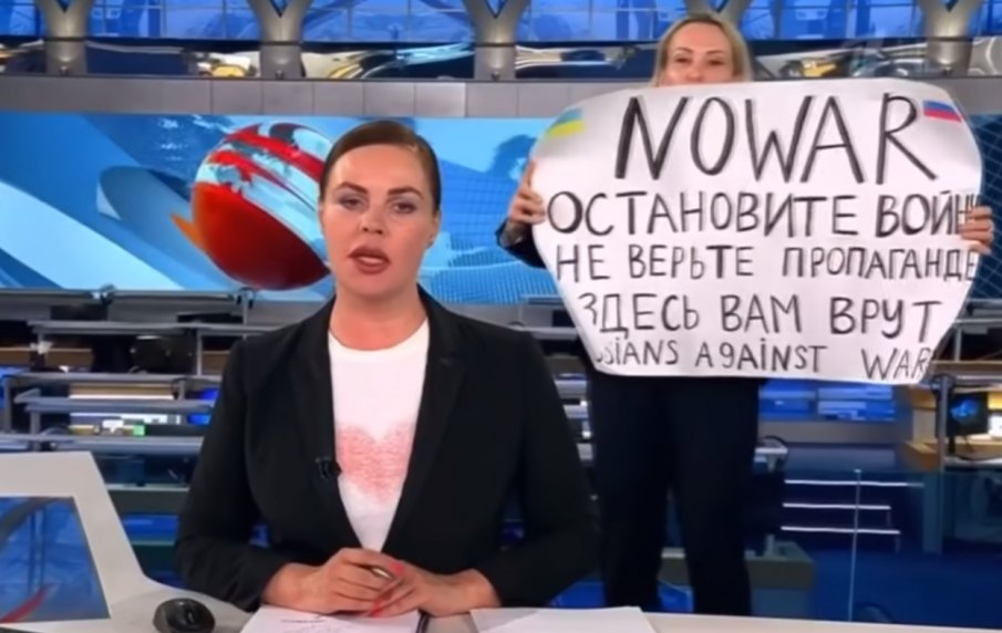 Редакторката, взривила руския Първи канал с плакат Не на войната, е арестувана (ВИДЕО)