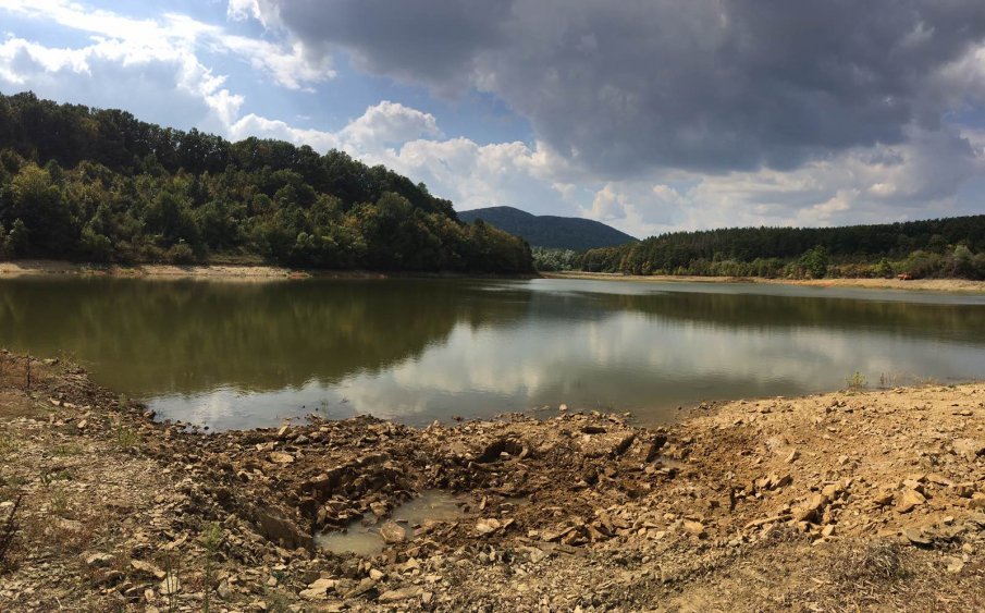 БЕЗХАБЕРИЕ: Никой не поддържа язовира край Безмер, местните хора настояват за спешен ремонт