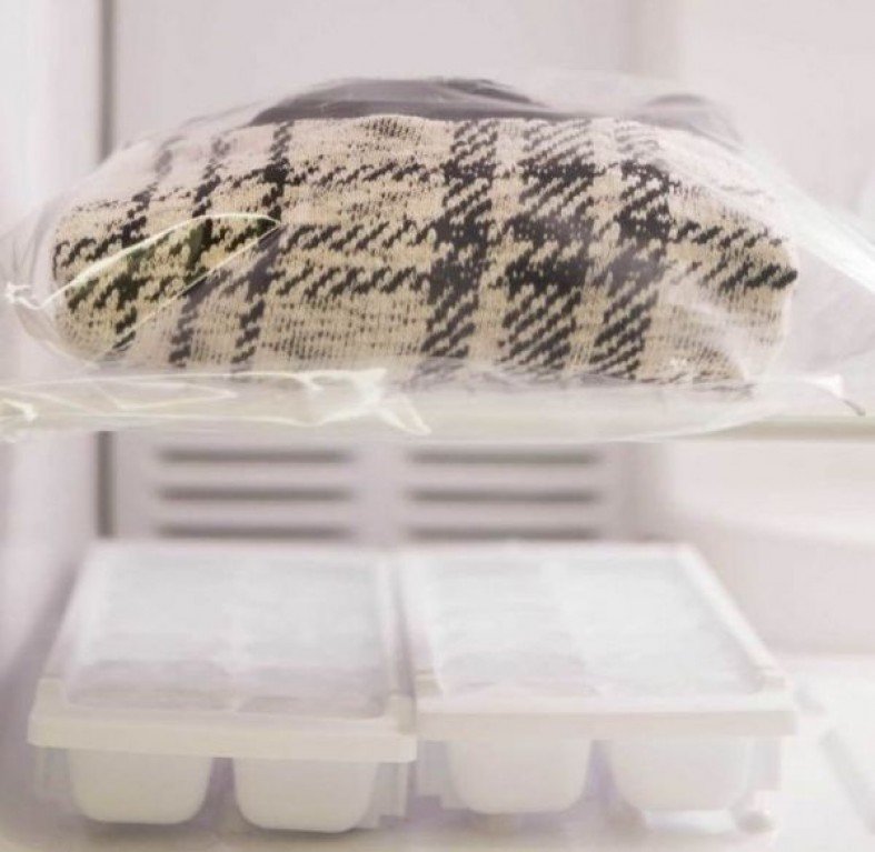 ХИТРИНКА: За да възвърне пуловерът размера и мекотата си, сложете го във... фризера