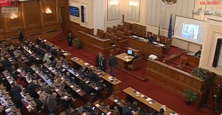 Плащаме осигуровките на бежанците у нас