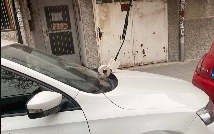 ГОЛЯМ ЗОР: Войната за паркоместа в Пловдив вече и с... тоалетна хартия