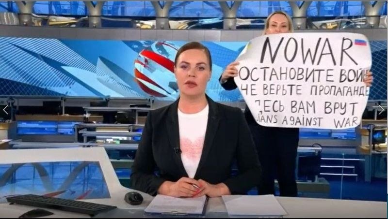 Жена влезе в ефира на официозната руска телевизия и призова: „Спрете войната” (ВИДЕО)