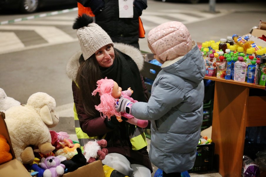 ИСТОРИИ ОТ ГРАНИЦАТА: Ученици дариха играчките си на бягащите от войната деца (СНИМКИ)