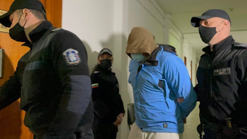 Оставиха в ареста младежа, който намушка 21-годишно момиче с нож в главата