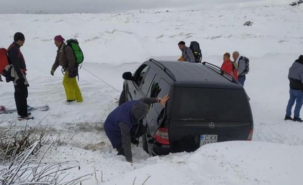 Сливенски пожарникари са помогнали на чужденец, попаднал в снежна пряспа