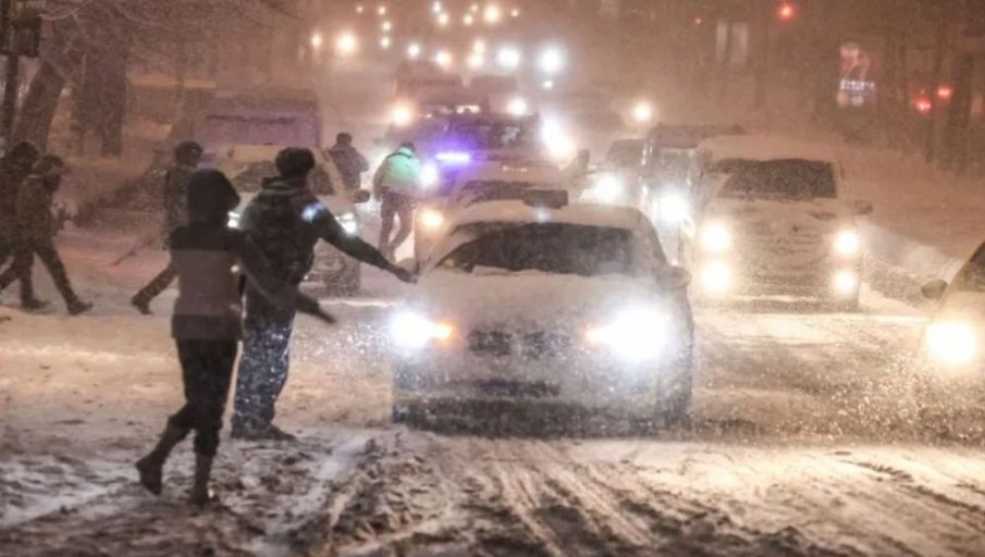 БАБА МАРТА НЕ СЕ ШЕГУВА: Сняг затрупа Истанбул
