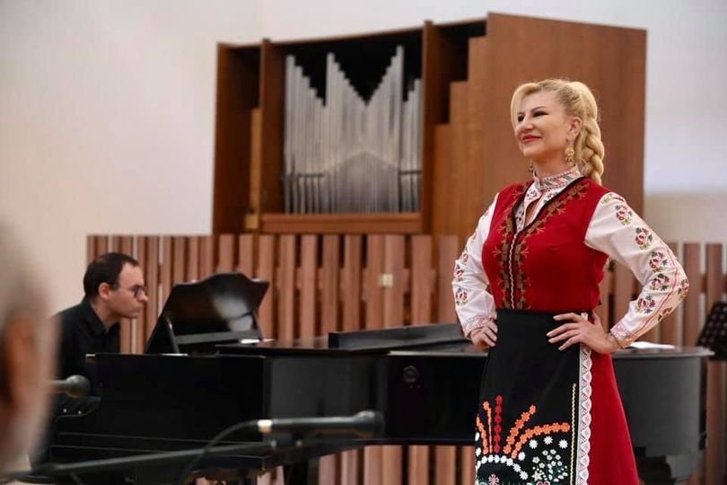 На 51 г. певицата Нелина е първокурсничка в ЮЗУ
