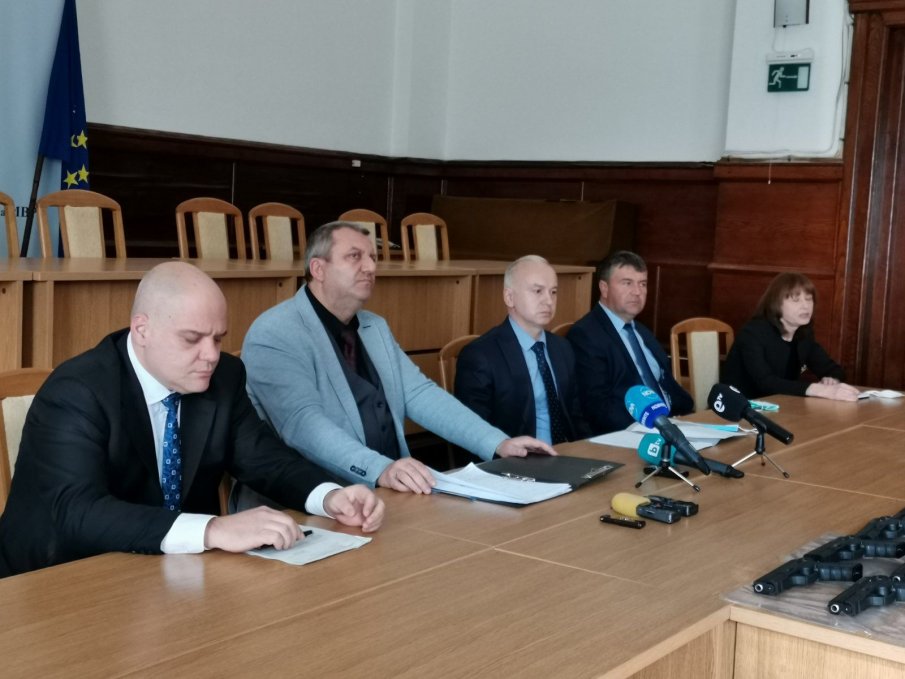 Прокуратурата разследва двама за открити в гараж 49 пистолета (СНИМКИ)