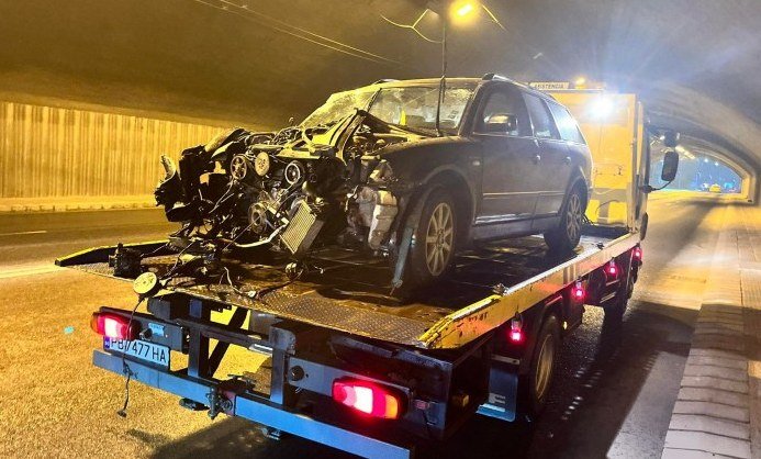 Млад шофьор се помля в тунела на Пловдив, по чудо няма жертви