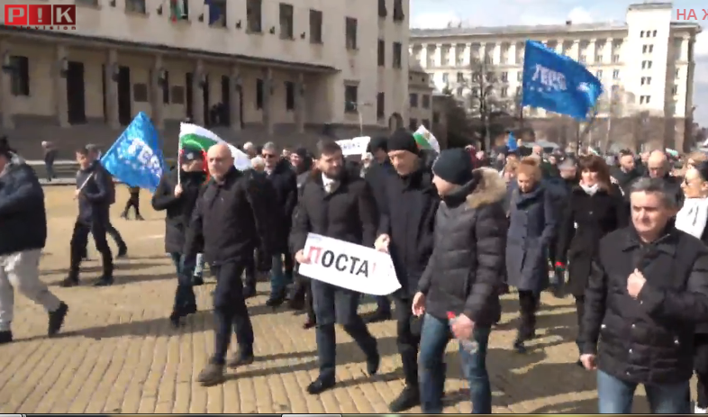 ГОРЕЩО В ПИК TV: Протестът срещу ареста на Борисов скандира Оставка под прозорците на Бойко Рашков и Кирил Петков и блокира Народното събрание (ВИДЕО/ОБНОВЕНА)