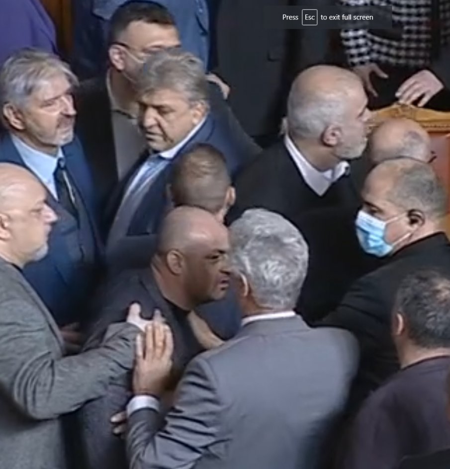 Грозни сцени в парламента. Народните представители се сбиха преди минути,