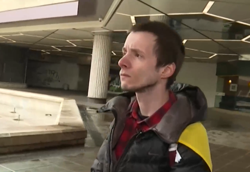 Да напуснеш Русия, защото си против войната. Историята на студента Александър Стоцки, който обикаля улиците на София с украинско знаме