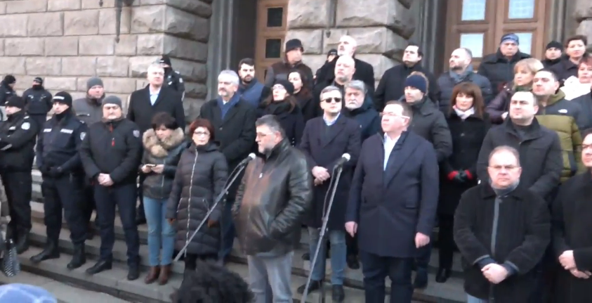 СКАНДАЛ: Полицията спира и бави нарочно пътуващите към София симпатизанти на ГЕРБ