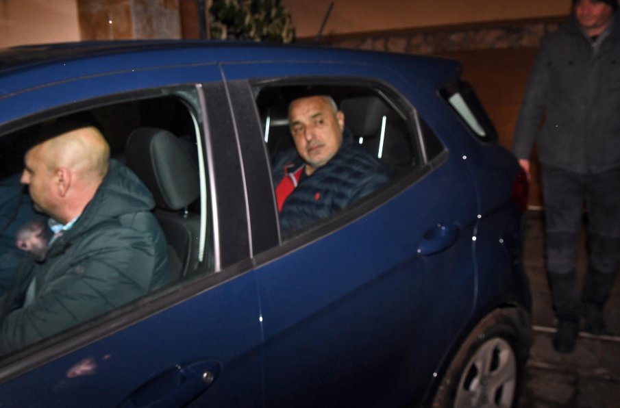 ИЗВЪНРЕДНО В ПИК: Борисов е изведен от дома му и отведен в ГДНП - задържат го за 24 часа (СНИМКИ/ВИДЕО/ОБНОВЕНА)