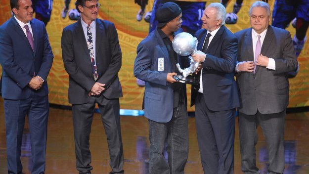 НЕ СЕ ВИЖДА ВСЕКИ ДЕН: Христо Стоичков разплака Роналдиньо (ВИДЕО)