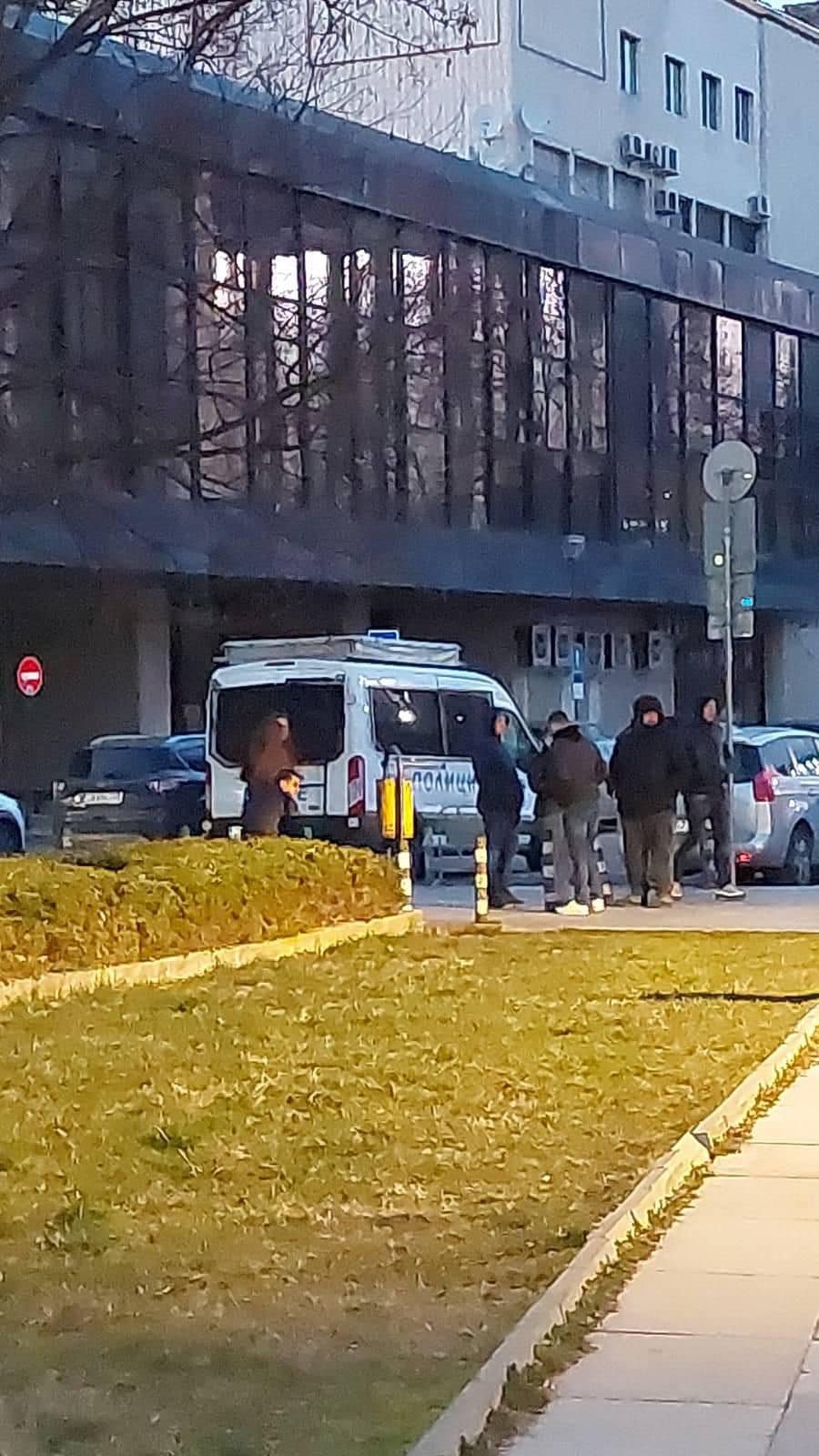 ПЪРВО В ПИК TV: Какво се случва пред Зимния дворец в София? Полиция отклонява движението в района (ВИДЕО) ПЪРВО В ПИК TV: Какво се случва пред Зимния дворец в София? Полиция отклонява движението в района (ВИДЕО)