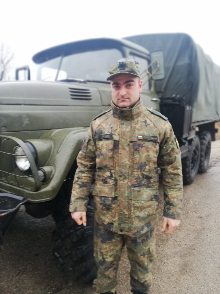 Ето го военният, който спасяваше пострадалите от катастрофата до Благоевград Ето го военният, който спасяваше пострадалите от катастрофата до Благоевград