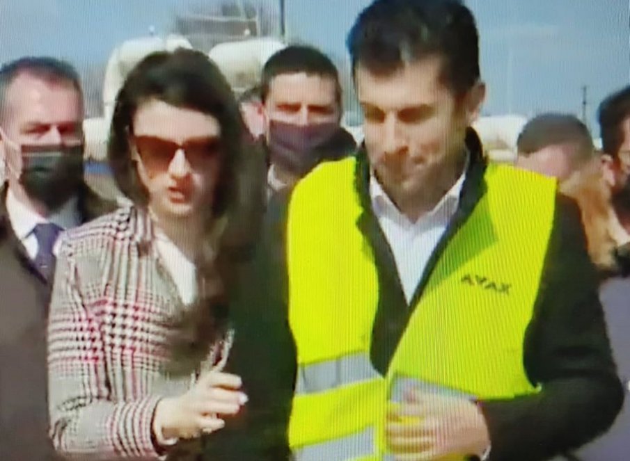 Вижте как Лена докосва нежно Киро по време на брифинга край Комотини (ВИДЕО) Вижте как Лена докосва нежно Киро по време на брифинга край Комотини (ВИДЕО)