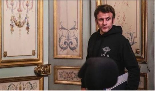 Макрон се прави на Зеленски - изхвърли модните си костюми и надяна зелен военен суитшърт