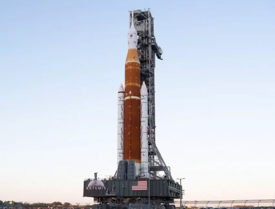 НАСА извади за първи път свръхтежката си ракета SLS (ВИДЕО)