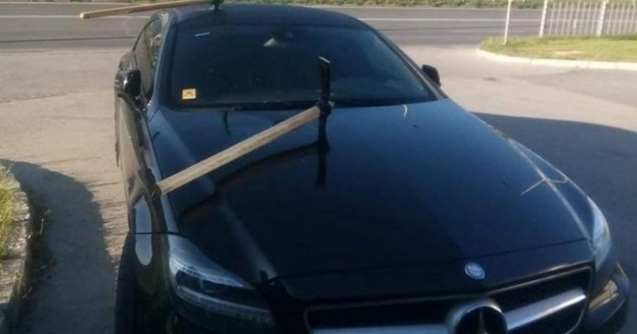 Арестуваха мъж, забил кирка в колата на павликенчанин и го заплашил с убийство