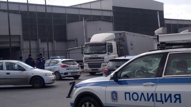 Полиция блокира зърнобазата в село Свобода