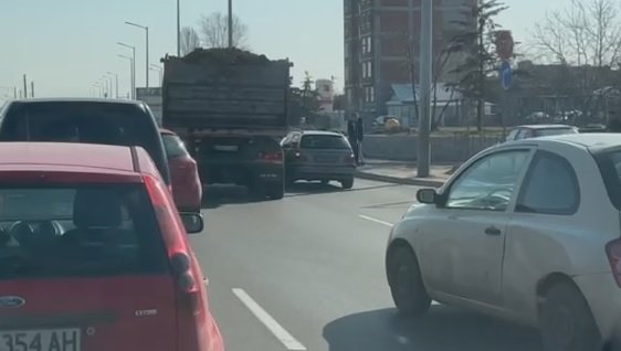ПИК TV: Камион и две коли катастрофираха на Ботевградско шосе в София, образува се страшно задръстване (ВИДЕО)