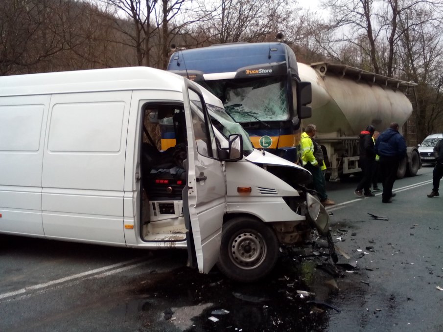 ТИР и бус се удариха на пътя Русе-Разград, има пострадали