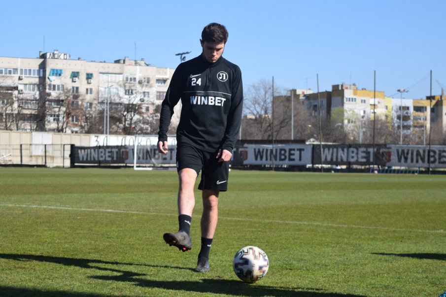 Нов футболист на проби в Локо (Пд)