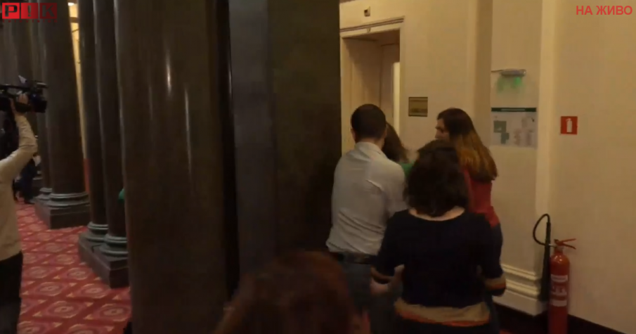 ПЪРВО В ПИК TV: Корнелия Нинова бяга в тръс от репортерите в кулоарите на парламента (ВИДЕО/ОБНОВЕНА)