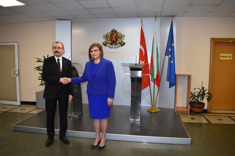 Корнелия Нинова иска спешен внос на стомана и желязо от Турция