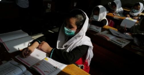 Момичетата в Афганистан бяха допуснати до училищата, но за кратко