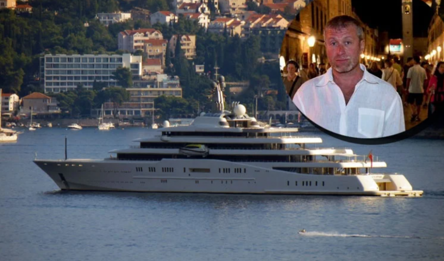 Яхтата на олигарха Абрамович акостира в Бодрум