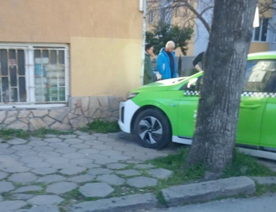 Такси се заби в жилищна сграда в Пловдив
