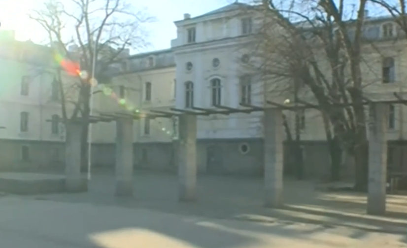 ЗНАНИЯ ПОД РИСК: Вековно училище в Пловдив се руши