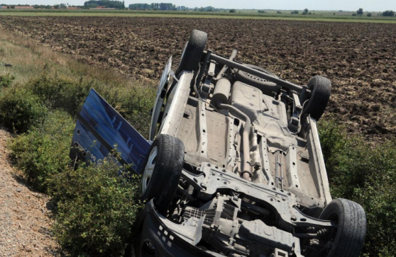 Почерпен шофьор обърна колата си в нива в Хасковско