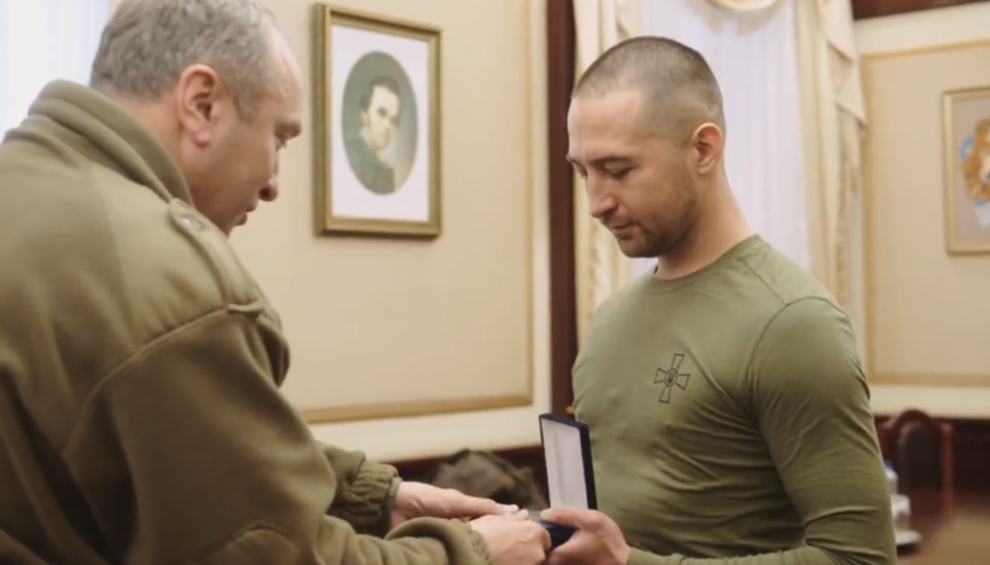 Украински войник, напсувал руски боен кораб, получи медал (ВИДЕО)