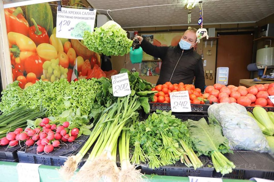 Албански и гръцки зеленчуци заливат пазара, търговци ги представят за български