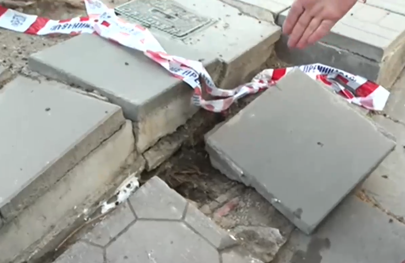 ПЪЛЕН АБСУРД: Обезопасиха оголен високоволтов кабел на оживена улица с... тротоарна плочка