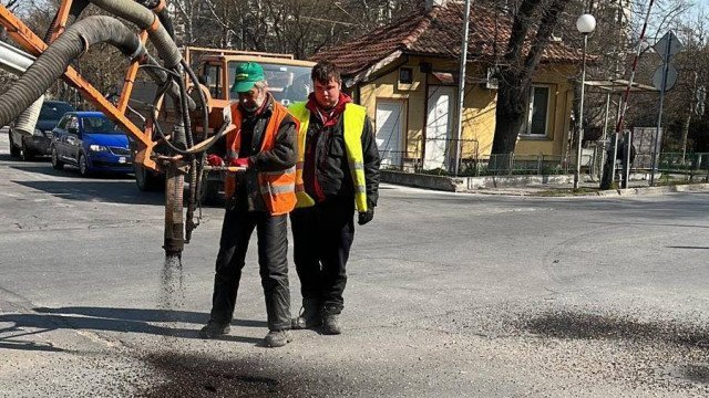 КРИЗА: Кърпенето на дупките в Пловдив се отлага, няма битум