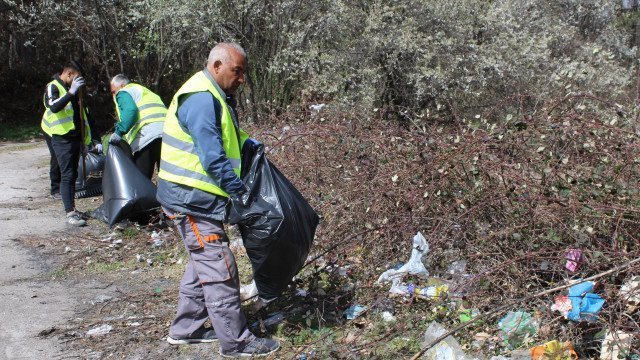 Разчистиха огромни количества боклуци в парк Кенана