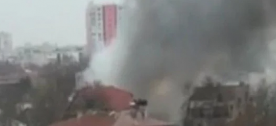 ОТ ПОСЛЕДНИТЕ МИНУТИ: Камион с газови бутилки се заби в стълб в Пловдив, стелят се кълба дим