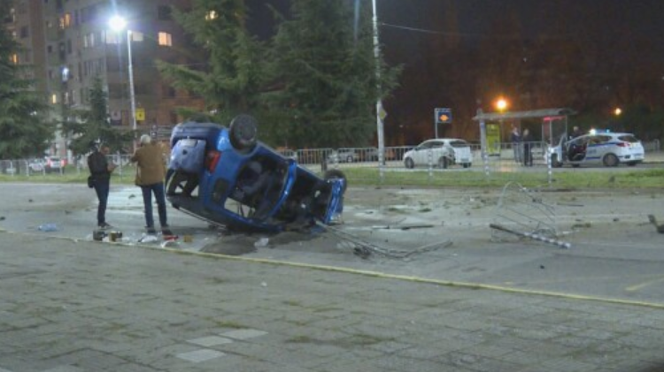 Снимка: Кола се разби до автобусна спирка в Пловдив, по чудо няма жертви