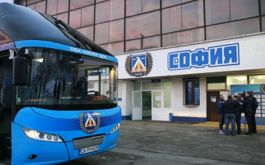 Неизвестни посегнаха на автобуса на Левски