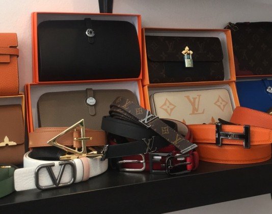 Полиция нахлу в магазини за дрехи в центъра на Пловдив